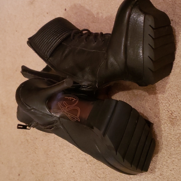 Sam Edelman platform booties. A ribbed, buckled zip up boot - Picture 5 of 10